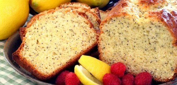 Лимонный пирог с маком и малиновым соусом