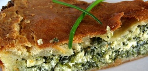 Древнеримский пирог с сыром фета и зеленым луком