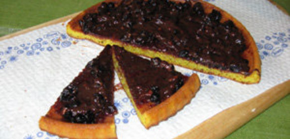 Шафрановый пирог с черной смородиной и шоколадной глазурью