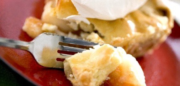 Ореховый пирог с корицей, имбирем и ванильно-сливочным кремом