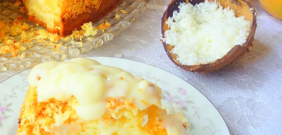 Летний персиковый пирог со штрейзелем и кокосовым соусом