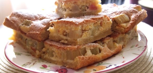 Пирог с рабарбаром (ревенем) и бисквитом