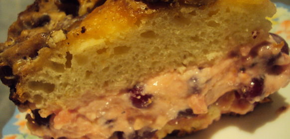 Вишнево-клюквенный пирог под орехово-карамельной корочкой