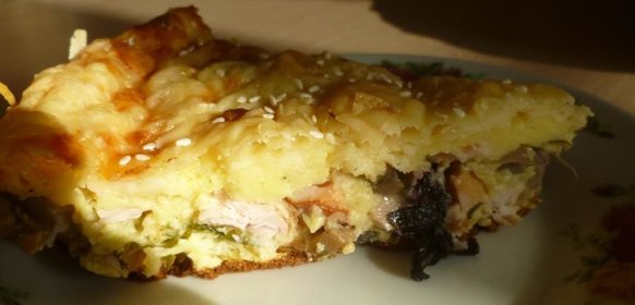 Пирог-сметанник с копченой курицей, грибами и зеленью