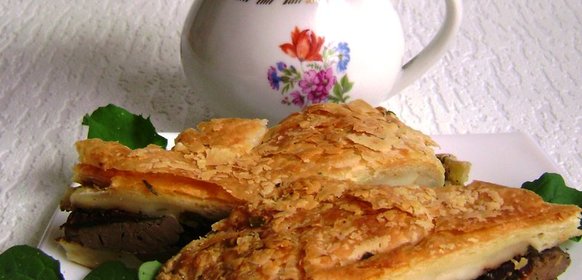 Слоеный пирог с куриной печенью, вялеными помидорами, сыром и зеленым луком