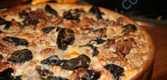 Пирог с черносливом и грецкими орехами