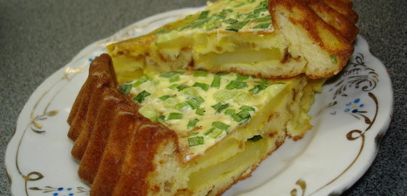 Пирог заливной картофельный с зеленым луком и омлетом