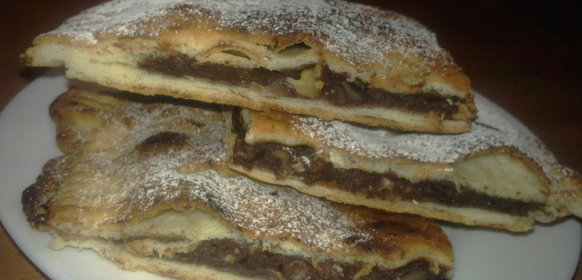 Пирог с шоколадом, яблоками и орехом в пост