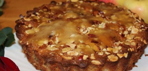 Яблочный пирог с арахисом и карамелью