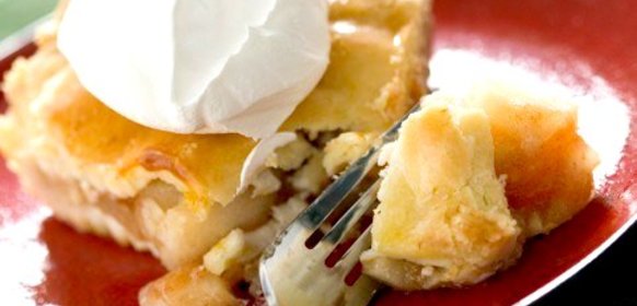 Имбирно-абрикосовый пирог с орехами и сливочной глазурью