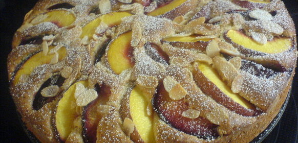 Ореховый пирог со сливами и персиками