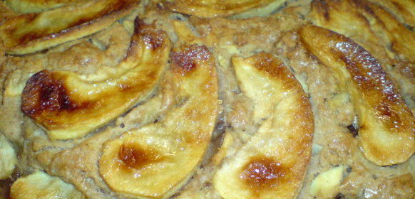 Яблочный пирог с финиками,орехами и корицей