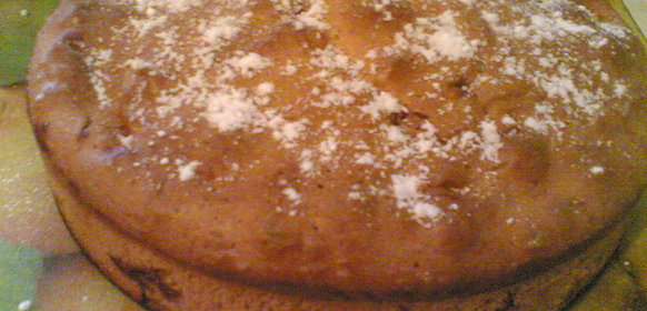 Яблочный пирог с финиками и орехами