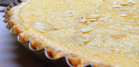 Тонкий цитрусовый пирог с миндальными лепестками