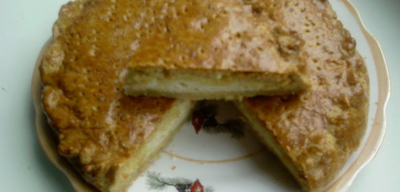 Простенький закусочный пирог с начинкой из плавленных сырков