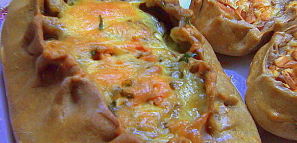 Пирог из ржаной муки с рыбой, грибным соусом, сыром и уймой потраченного времени!