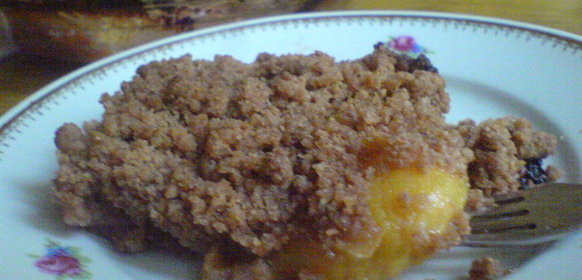Персиковый пирог с коричной крошкой