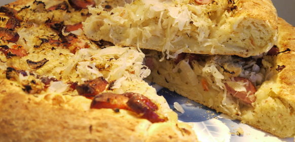 Картофельный пирог с квашеной капустой (дрожжевое тесто с сырым картофелем)