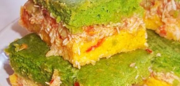 Зелено-желтый пирог с куриной начинкой