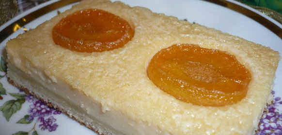 Творожно-сметанный пирог с абрикосами