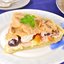 Песочный пирог с творогом, сливами и виноградом под меренгой