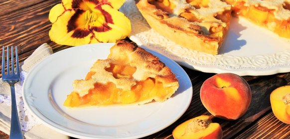 Пирог с манго и персиками