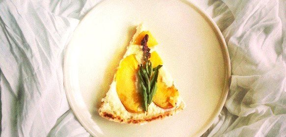 Творожный пирог с персиками