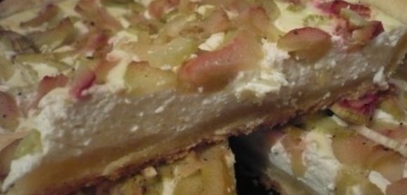 Закусочный соленый пирог с творогом, ревенем и сельдереем