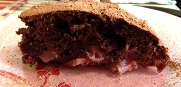 Шоколадный пирог с клубникой