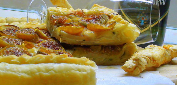 Пирог с камамбером и инжиром «Натальин день» и сырные палочки, как бонус