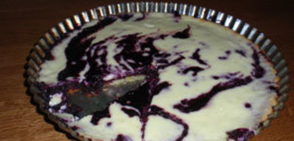 Открытый пирог с черникой и творогом